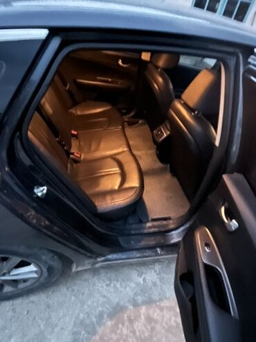 киа к5 лизинг: Автомобиль Kia K5 в сером цвете. Салон отделан черной кожей. Задние