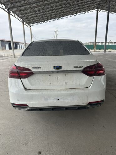 коробка передачи: Белый седан Geely Emgrand GL с четырьмя дверями, представляющий собой