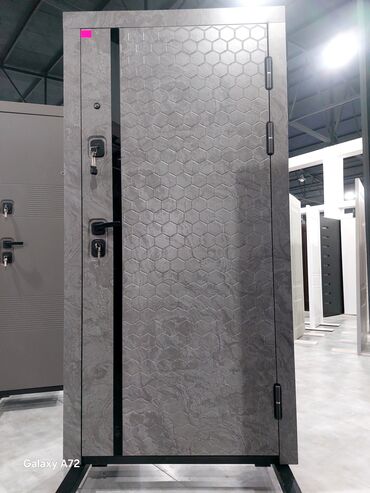 Giriş qapıları: Dəmir giriş qapıları – müasir dizayn və gücləndirilmiş təhlükəsizlik — 25