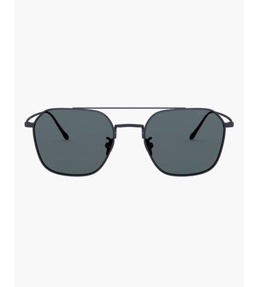 Очки: Giorgio Armani. Эти солнцезащитные очки, изящные в своих формах и