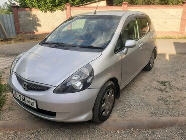 Honda: Хэтчбек Honda Fit серебристого цвета. Компактный и экономичный
