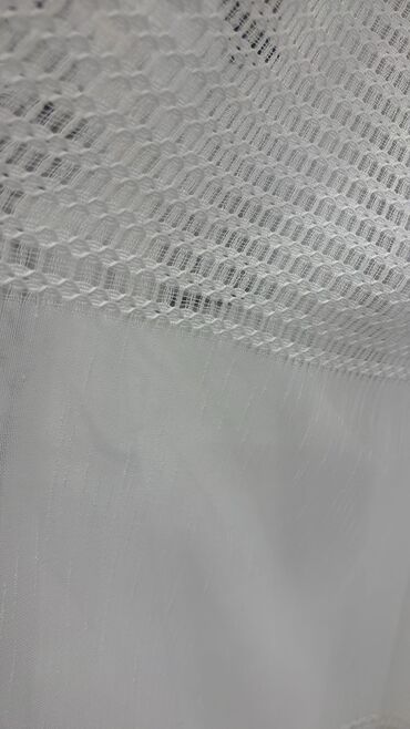 Pərdə və tüllər: Ağ rəngdə, zolaqlı dizaynı olan tül pərdə. Yüngül və şəffaf materialı — 4