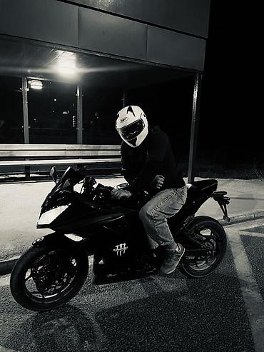 электо мото: Спортивный мотоцикл Kawasaki в черном цвете. Ключевые особенности: - — 2