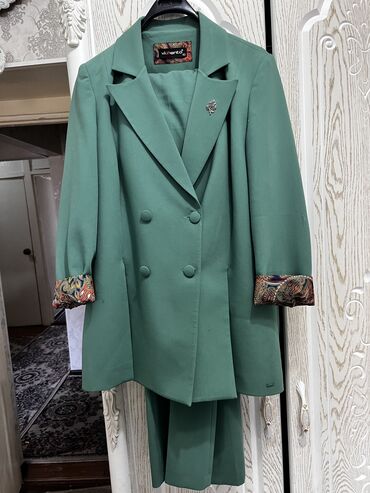 костюм женский: 1,2 жолу кийилген турецкой 42 размер Жашыл кастюм шым 5000 Кок костюм