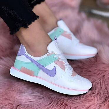 Patike i sportska obuća: NIKE PATIKE NOVO D

NOVO
BROJEVI 36 DO 41
NIJE ORIGINAL