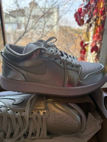 шлепанцы мужские: Кроссовки ОРИГИНАЛ Nike Air Jordan 1 Low в серебристом цвете. - Верх