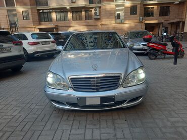 старые машины: Элегантный седан Mercedes-Benz S-класса серебристого цвета