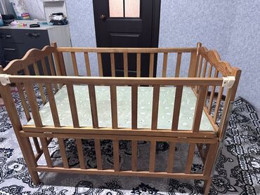 детское постельное белье в кроватку для новорожденных: Деревянная детская кроватка с регулируемым дном, выполненная из