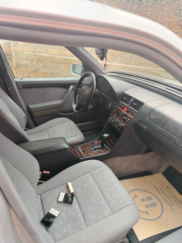 Mercedes-Benz: Mercedes-Benz C-sinfi sedan (W202) - Kuzov: 4 qapılı sedan, gümüşü — 5