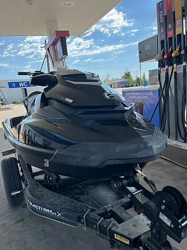 водный мото: Гидроцикл Sea‑Doo215GTR (BRP), черный, на прицепе Blast Trail — 2
