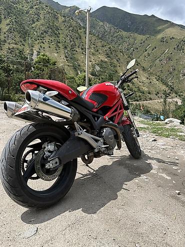 некая: Ducati Monster 696. Весь в карбоне, так же имеется комплект родного — 4