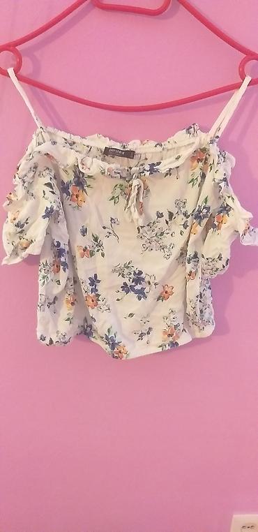 stradivarius s: Bershka ženska bluza na cvetni dezen - Model: kratka bluza/top sa — 1