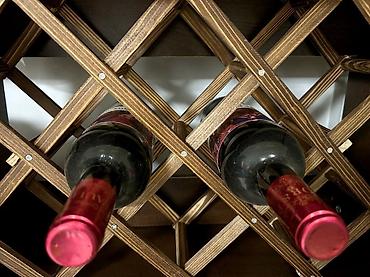 Подарки и сувениры: Винный шкаф в виде сот Подставка для бутылок вина • Подарочная сумка — 7