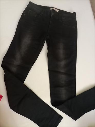 35: Farmerke crne 34 500 din i Guess pink bluzica, koja odgovara S — 3