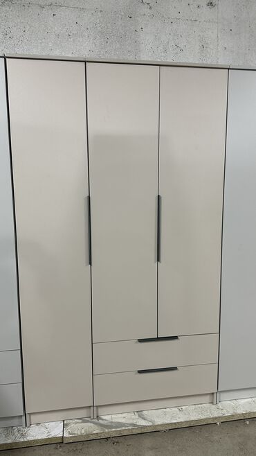 Шкафы для одежды: Качество на первом месте! Прослужит вам долгие годы! Трехдверный шкаф — 25