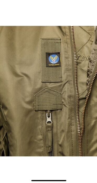 Куртки: Мужская бомбер-куртка, цвет хаки. Основные особенности: - Материал — 6