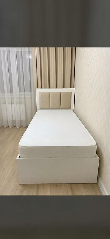 односпальный кроват: Продаю односпальную кровать с матрасом. Размер 90*200. Мягкая спинка — 2