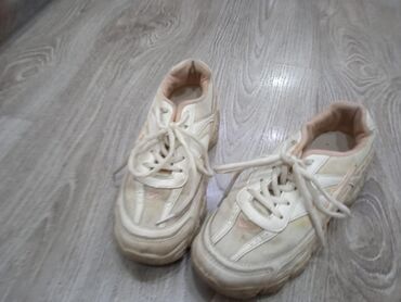 кроссовки женские белые: Кроссы 
Размер:34-35
Цена:500