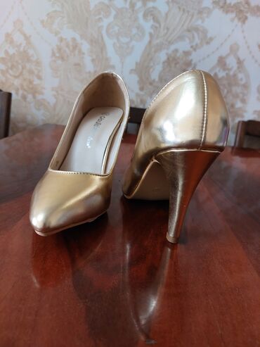 Женская обувь: Туфли, Размер: 35, цвет - Золотой, Новый