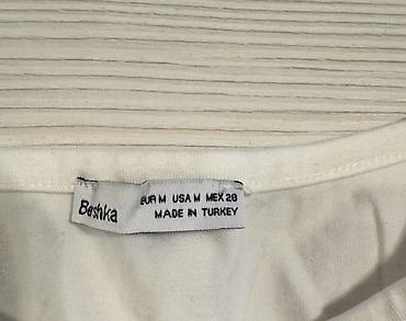 crop geyim: Bershka qadın crop top 
Öıçü M
Arxası açıqdır
1-2 dəfə geyinilib — 2