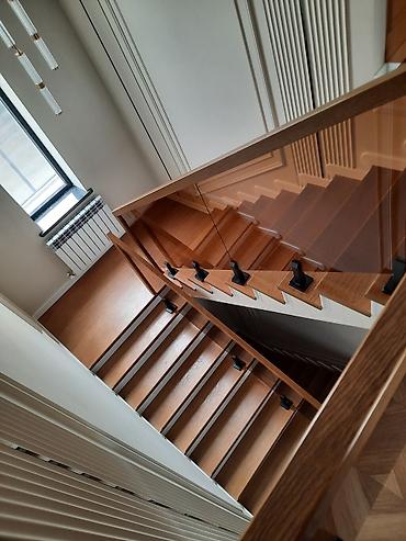 Изготовление перил: Элегантная винтовая лестница с перилами, выполненными из комбинации — 27