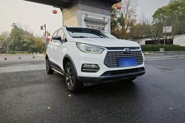 компьютерная диагностика авто купить: Белый внедорожник с четырьмя дверями и багажником. Автомобиль оснащен
