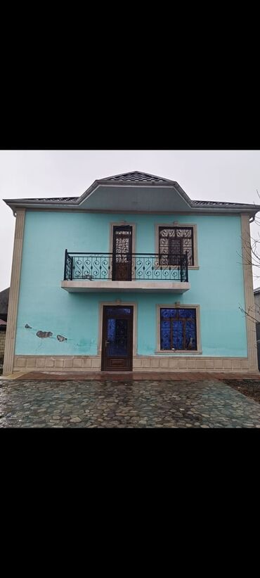 mehemedlide kiraye ev: İcarəyə verilən 2 mərtəbəli həyət evi - Fasadda mavi rəngli, balkonlu