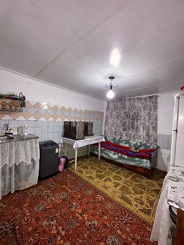 2комнаты: Продаётся одноэтажный кирпичный дом с мансардным окном и двором.4 — 3