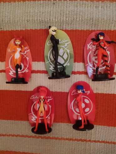 Oyuncaqlar: Ladybug və Cat Noir cizgi filmi personajlarının fiqurlarından ibarət