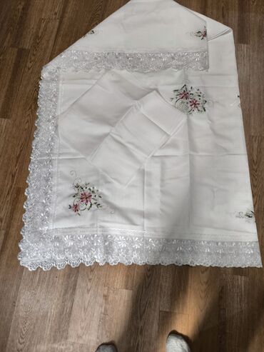 декор для стола: Белый комплект текстиля с вышивкой и кружевом. Состав комплекта: -