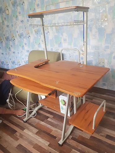 Компьютерные столы: Компьютерный стол с надстройкой и металлическим каркасом. - — 1