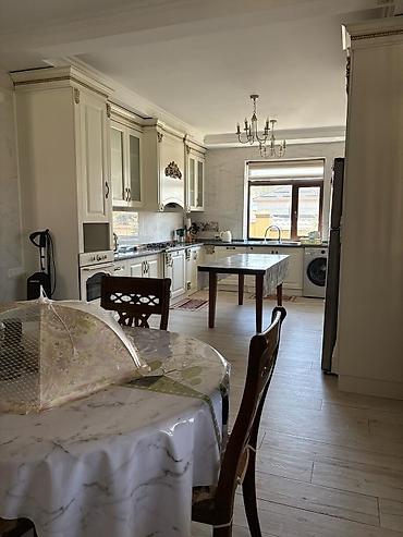 Продажа коттеджей и домов: Продается дом новопокрока, Общей площадью 400 м² . Количество — 4