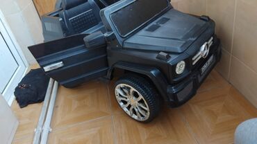 Mercedes-Benz G-Class modelini təqlid edən, qara rəngdə uşaq minik