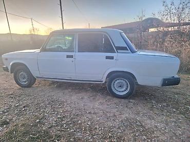 VAZ (LADA): VAZ 2107, ağ rəng, sedan gövdə. Texniki və interyer xüsusiyyətləri: - — 2