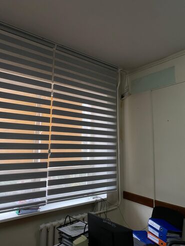 Жалюзи и рольшторы: Плиссированные шторы бежевого цвета, устанавливаются непосредственно — 10