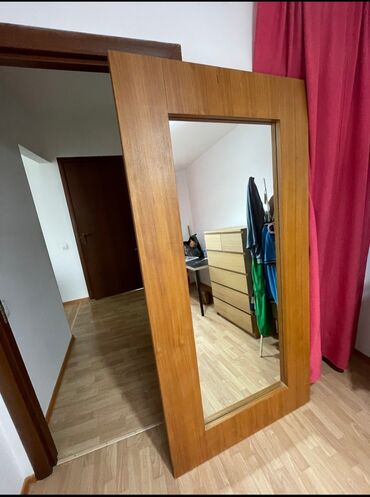 Зеркала: Большое напольное зеркало в деревянном обрамлении. В квартиру, офис