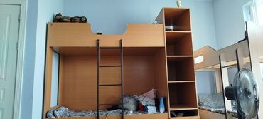 кровать манеж с пеленальным столиком: Срочно продаю двух ярусную кровать. вместе с полочками