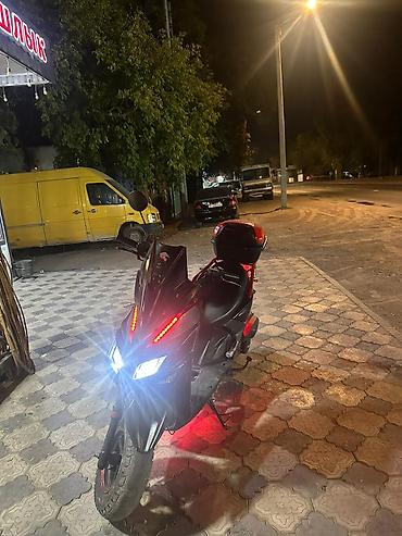 gilera runner: Скутер/максискутер спортивного стиля, черный цвет с красными акцентами — 2