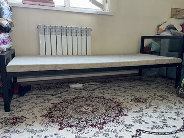 бескаркасный диван кровать: Удобная односпальная кровать с прочным металлическим каркасом черного