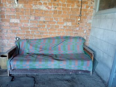 Диваны: Продаю старый диван на улицу состояние на 3
