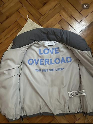 lil solid ez boje: Puf prsluk Bershka – tamnosivi spolja, svetlosiva postava sa natpisom — 2