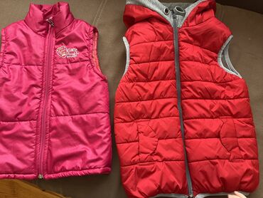 Верхняя одежда: Безрукавки,жилет для девочки слева розовый легкий а справа красный