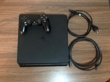 Playstation 4 heç bir problemi yoxdur əla vəziyyətdə üstündə orjinal
