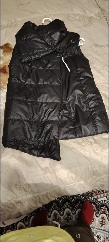 Рубашки: Qara rəngli kapüşonlu qolsuz puffer jilet - Material: parlayan, suya