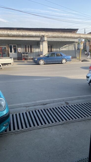 мерседес 124 черный: Автомобиль Mercedes-Benz W124 в синем цвете. Этот седан с классическим