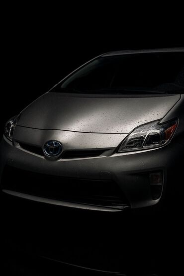 купить маленькую машину недорого: Toyota Prius (третье поколение, рестайлинг). Серебристый хэтчбек с