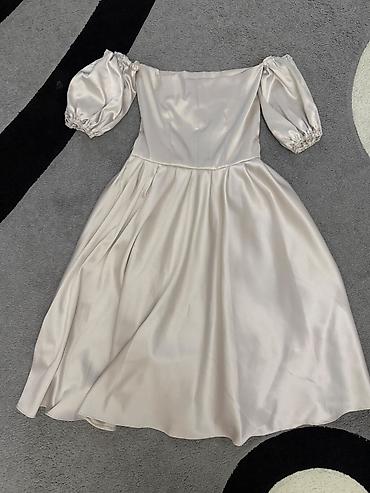 Donlar: Atlasdır açıq krem rəngdə qadın paltarı. Model: off-shoulder — 1