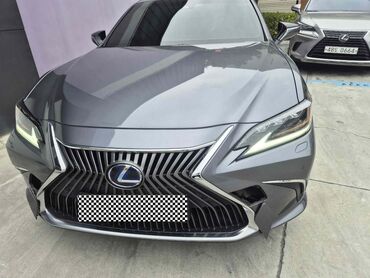 дом на калесах: Седан Lexus ES 300h в сером цвете, отличающийся характерной крупной