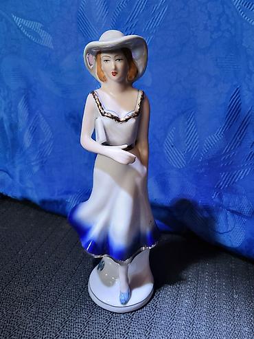 "t nkladeuc 2220.9" models: Figura devojke sa knjigom porcelanska iz 70ih godina. Figura — 2