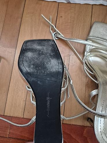 mona kais braon: Bershka sandale na štiklu – veličina 38 - Elegantne sandale u metalik — 6